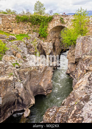 Puente del Congosto médiévale sobre el río Lozoya. Lozoya. Zona periférica de protección del Parque Nacional de la Sierra de Guadarrama. Madrid. España Banque D'Images