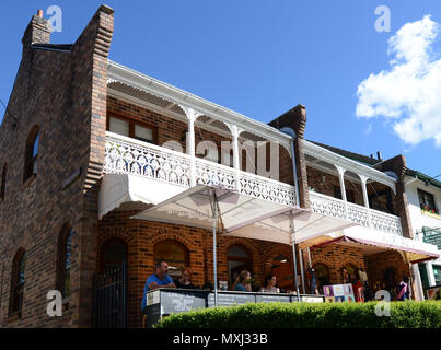 Les cafés le long de la rue Main à Canteleu, Queensland. Banque D'Images