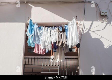 La pendaison de blanchisserie pour sécher à l'extérieur d'un appartement à La Havane, Cuba. Banque D'Images