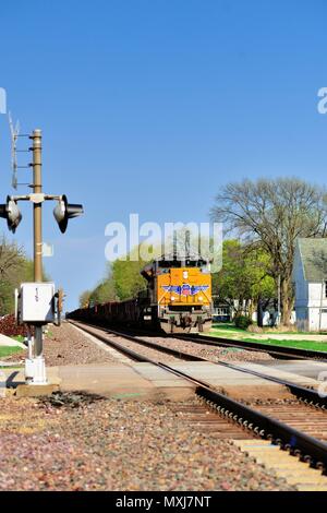 Maple Park, Illinois, États-Unis. Un train de marchandises vers l'ouest du Pacifique de l'Union européenne, dirigée par une seule locomotive diesel (avec l'aide sur l'arrière du train) passi Banque D'Images