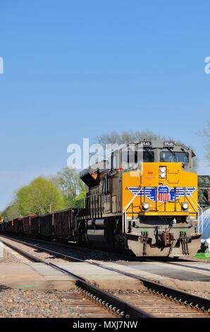 Maple Park, Illinois, États-Unis. Un train de marchandises vers l'ouest du Pacifique de l'Union européenne, dirigée par une seule locomotive diesel passant par Maple Park, Illinois sur elle Banque D'Images