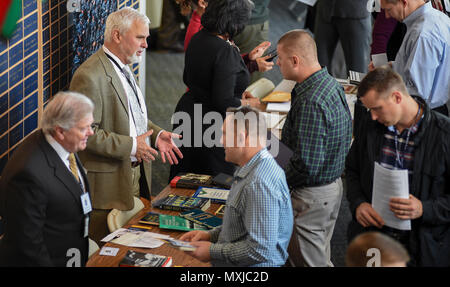 161107-N-RX668-003 NEWPORT, R.I. (Nov. 7, 2016) George Lucas, professeur, U.S. Naval War College (NWC) College de leadership stratégique, opérationnel et fournit des informations à un étudiant au cours d'une foire au choix tenue à NORTH WEST COMPANY. La foire est une occasion pour les étudiants d'apprendre et de choisir parmi les différents cours offerts au choix lors du prochain trimestre à NORTH WEST COMPANY. (U.S. Photo de la marine du Maître de 2e classe Jess Lewis/libérés) Banque D'Images