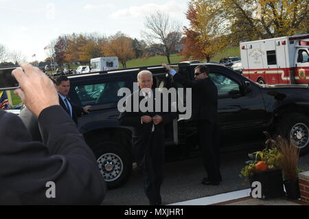 11/11/16 - Veteran's Day Event le Vice-président américain Joe Biden arrive à prendre la parole lors de la célébration de la Journée des anciens combattants à la Delaware Memorial Bridge en tant que membres de tous les services qu'hier et d'aujourd'hui honorer ceux qui ont servi, dans la région de Wilmington, Del. (US Army National Guard photo prise par le s.. James/Pernol libéré) Banque D'Images