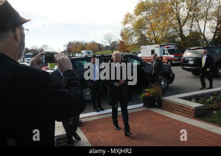 11/11/16 - Veteran's Day Event le Vice-président américain Joe Biden arrive à prendre la parole lors de la célébration de la Journée des anciens combattants à la Delaware Memorial Bridge en tant que membres de tous les services qu'hier et d'aujourd'hui honorer ceux qui ont servi, dans la région de Wilmington, Del. (US Army National Guard photo prise par le s.. James/Pernol libéré) Banque D'Images