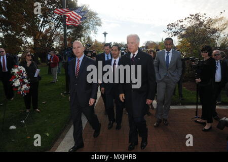 11/11/16 - Veteran's Day Event le Vice-président américain Joe Biden arrive à prendre la parole lors de la célébration de la Journée des anciens combattants à la Delaware Memorial Bridge en tant que membres de tous les services qu'hier et d'aujourd'hui honorer ceux qui ont servi, dans la région de Wilmington, Del. (US Army National Guard photo prise par le s.. James/Pernol libéré) Banque D'Images