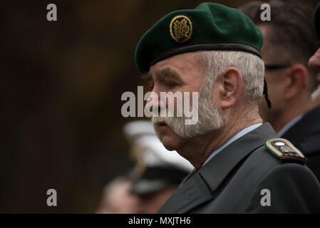 Le chef de la réserve de l'armée allemand Bernd Quirin marque une pause pendant une journée de deuil national allemand célébration cérémonie au cimetière militaire de Kolmeshöhe à Bitburg, Allemagne, le 13 novembre 2016. La journée, connu comme Volkstrauertag en allemand, observe le coût humain de la guerre et a été établi à la suite de la conclusion de la Première Guerre mondiale. (U.S. Photo de l'Armée de l'air par le sergent. Joe W. McFadden) Banque D'Images