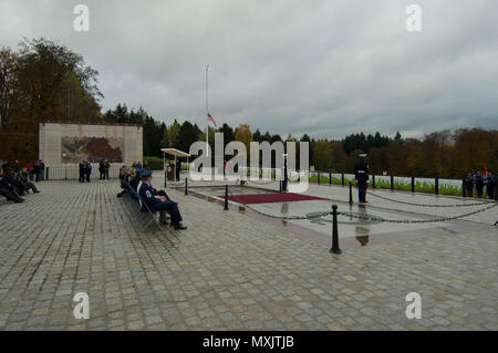 Les citoyens du Luxembourg et des États-Unis d'Amérique écouter lors d'une cérémonie de la Journée des anciens combattants à la Luxembourg American Military Cemetery and Memorial à Luxembourg, le 11 novembre, 2016. La cérémonie a rendu hommage à l'héritage de service des membres des forces armées américaines. (U.S. Photo de l'Armée de l'air par le sergent. Joe W. McFadden) Banque D'Images