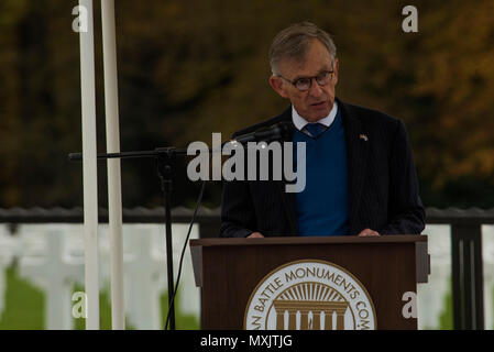 David McKean, Ambassadeur des États-Unis à l'Grand-duché de Luxembourg, prend la parole lors d'une cérémonie de la Journée des anciens combattants à la Luxembourg American Military Cemetery and Memorial à Luxembourg, le 11 novembre, 2016. La cérémonie a rendu hommage à l'héritage de service des membres des forces armées américaines. (U.S. Photo de l'Armée de l'air par le sergent. Joe W. McFadden) Banque D'Images