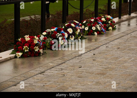 Une collection de couronnes de rester sur l'affichage pendant que le Jour du Souvenir au cimetière militaire américain de Luxembourg Memorial et au Luxembourg, le 11 novembre 2016. La cérémonie a rendu hommage à l'héritage de service des membres des forces armées américaines. (U.S. Photo de l'Armée de l'air par le sergent. Joe W. McFadden) Banque D'Images