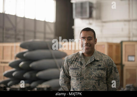 EIELSON Air Force Base, Alaska - U.S. Air Force Staff Sgt. Scott Dougherty, la 335e Unité de maintenance des aéronefs de l'équipe équipe de chargement d'armes chef affecté à Seymour Johnson Air Force Base, N.C., pose pour une photo le 4 mai 2017, au cours d'Extrémité Nord 2017 (SW17) à Eielson Air Force Base, en Alaska. Sw17 est l'Alaska's premier exercice multinational interarmées conçu pour des opérations pratiques, techniques et procédures ainsi que d'améliorer l'interopérabilité entre les services. Des milliers de participants de tous les services, d'aviateurs, soldats, marins, marines et gardes du service actif, réserver et de la gua Banque D'Images