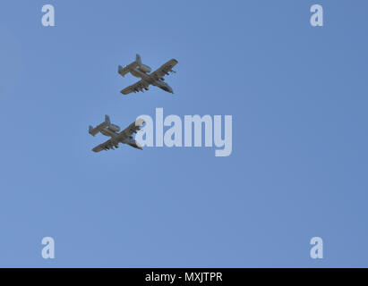 Deux A-10 Thunderbolt II à partir de la 478e Escadre de chasse, D. Whiteman Air Force Base, Mo., survoler Paige champ à la Sprint Campus à Overland Park, au Kansas, le 10 novembre 2016. Les membres de la communauté se sont réunis au domaine pour la 9e Paige la Journée des anciens combattants de célébration annuelle pour remercier les membres du service et d'anciens combattants et d'en apprendre davantage sur l'histoire militaire, l'équipement et des missions. (U.S. Air Force photo/Senior Airman Missy Sterling) Banque D'Images