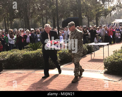 Le maire de Richmond Hill Harold Fowler et le Colonel Phil Brooks, le commandant pour la 1st Armored Brigade Combat Team, 3e Division d'infanterie, présente une couronne au Monument des anciens combattants à J.F. Gregory Park à Richmond Hill, en Géorgie au cours de la cérémonie de la Journée des anciens combattants de la ville le 11 novembre. (U.S. Photo de l'armée par le Major Randy prêt) Banque D'Images