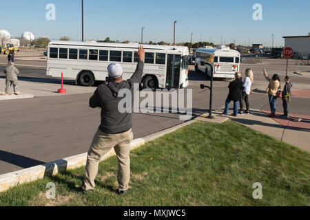 M. Terrance Lucas renonce à au revoir aux membres de la Garde nationale aérienne du Colorado aile du 140e qui sont au départ de Buckley AFB, Colorado, le 5 mai 2017. Environ 250 aviateurs du Colorado Air National Guard avec aile du 140E 12 F-16 Fighting Falcon sont partant à Kadena Air Base, le Japon pour un déploiement à l'appui des forces américaines du Pacifique Theatre de mesures de sécurité. Banque D'Images