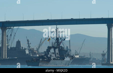 161114-N-SF984-063 SAN DIEGO (nov. 14, 2016) - La classe Arleigh Burke destroyer lance-missiles USS DECATUR (DDG 73) retourne à son port d'attache, base navale de San Diego, après avoir effectué un déploiement de sept mois, le 14 novembre. Decatur, ainsi que les destroyers lance-missiles USS Momsen (DDG 92) et USS Spruance (DDG 111), déployée à l'appui de la sûreté maritime et de la stabilité dans la région du Pacifique-Indo-Asia dans le cadre de la 3ème Flotte du Pacifique des États-Unis inaugurale du Groupe d'action de surface, sous le commandant de l'Escadron de destroyers (CD) 31. (U.S. Photo de la marine par le maître de 3e classe Troy Chelsea Milburn/libérés) Banque D'Images