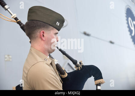 161110-N-BT947-088 Mer de Chine du Sud (nov. 10, 2016) Le capitaine Michael Harper joue le Marine Corps Hymne sur la cornemuse pendant la 241e cérémonie d'anniversaire du Corps des marines à bord du quai de transport amphibie USS Somerset (LPD 25). Le Somerset, une partie de l'île de Makin groupe amphibie, opère dans le domaine de la 7ème flotte américaine, opérations avec l'entrepris 11e Marine Expeditionary Unit, à l'appui de la sécurité et de la stabilité dans la région du Pacifique-Indo-Asia. (U.S. Photo de la marine du Maître de 2e classe Jacob I. Allison/libérés) Banque D'Images