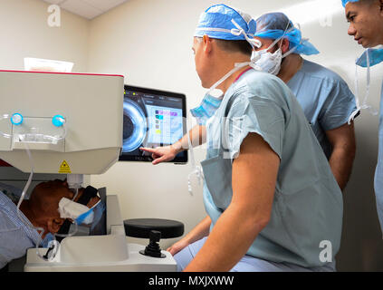 161107-BB534-113 SAN DIEGO (nov. 7, 2016) Le capitaine Frank Bishop, conduire à l'ophtalmologiste Naval Medical Center San Diego (NMCSD), exécute une procédure chirurgicale assistée par laser femtoseconde en utilisant l'opération de la cataracte (FLACS). NMCSD est le premier établissement médical militaire à jamais nous offrir FLACS, qui offre aux patients une précision accrue et moins de dommages aux tissus environnants. (U.S. Photo par Marine Maître de 1re classe Elizabeth Merriam/libérés) Banque D'Images