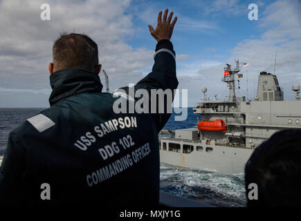 161113-N-DJ750-022 OCÉAN PACIFIQUE (nov. 13, 2016) - Le Cmdr. Timothy Labenz, commandant de la classe Arleigh Burke destroyer lance-missiles USS Sampson (DDG 102), est originaire de Nouvelle-Zélande de Sa Majesté Navire Endeavour (A11) avant un ravitaillement en mer. Sampson fera rapport au Troisième flotte américaine, basée à San Diego, lors d'un déploiement à l'ouest du Pacifique dans le cadre de la flotte américaine du Pacifique visant à étendre la fonctions de commandement et de contrôle de la flotte de tiers dans la région. (U.S. Photo de la marine du Maître de 2e classe Bryan Jackson/libérés) Banque D'Images