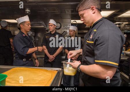 161113-N-DJ750-157 OCÉAN PACIFIQUE (nov. 13, 2016) - Les marins à bord de la classe Arleigh Burke destroyer lance-missiles USS Sampson (DDG 102) donnez Royal New Zealand Navy marins une visite guidée de l'enrôle galley. Sampson fera rapport au Troisième flotte américaine, basée à San Diego, lors d'un déploiement à l'ouest du Pacifique dans le cadre de la flotte américaine du Pacifique visant à étendre la fonctions de commandement et de contrôle de la flotte de tiers dans la région. (U.S. Photo de la marine du Maître de 2e classe Bryan Jackson/libérés) Banque D'Images