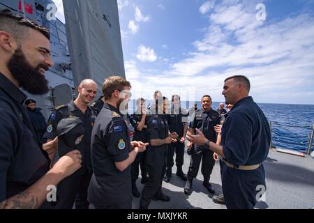 161113-N-DJ750-125 OCÉAN PACIFIQUE (nov. 13, 2016) - Le Cmdr. Timothy LaBenz, commandant de la classe Arleigh Burke destroyer lance-missiles USS Sampson (DDG 102), accueille les marins de la Marine royale de Nouvelle-Zélande pour une visite du navire. Sampson fera rapport au Troisième flotte américaine, basée à San Diego, lors d'un déploiement à l'ouest du Pacifique dans le cadre de la flotte américaine du Pacifique visant à étendre la fonctions de commandement et de contrôle de la flotte de tiers dans la région. (U.S. Photo de la marine du Maître de 2e classe Bryan Jackson/libérés) Banque D'Images