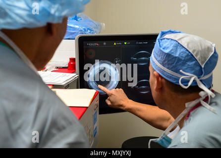 161107-BB534-091 SAN DIEGO (nov. 7, 2016) Le capitaine Frank Bishop, conduire à l'ophtalmologiste Naval Medical Center San Diego (NMCSD), exécute une procédure chirurgicale assistée par laser femtoseconde en utilisant l'opération de la cataracte (FLACS). NMCSD est le premier établissement médical militaire à jamais nous offrir FLACS, qui offre aux patients une précision accrue et moins de dommages aux tissus environnants. (U.S. Photo par Marine Maître de 1re classe Elizabeth Merriam/libérés) Banque D'Images