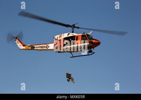 Un HH-1N "Huey" vole au-dessus de livrer un sabre de cérémonie à l'assemblée annuelle de l'gâteau symbolique au Marine Corps Air Station Yuma (Arizona), le 10 novembre 2016. La prestation de l'épée par la Marine américaine pour un Corpsman maritime des États-Unis signifie le lien entre la Marine et le Marine Corps. (U.S. Marine Corps photo par Lance Cpl. Christian Cachola/libérés) Banque D'Images