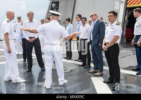 161111-N-MW990-071 BASE NAVALE de Changi, Singapour (11 novembre 2016) vice-premier ministre de Singapour M. Teo Chee Hean, deuxième à gauche, et Kirk Wagar, Ambassadeur des États-Unis en France, troisième en partant de la droite, à l'écoute que le leadership de l'USS Coronado (LCS 4) discuter des capacités de l'aviation du navire au cours d'une visite à bord du navire. En ce moment à tour de déploiement à l'appui de l'Asia-Pacific rééquilibrer, Coronado est un navire de guerre rapide et agile sur mesure pour patrouiller les eaux littorales de la région et travailler à coque coque avec des marines, partenaire fournissant 7e flotte avec les capacités flexibles dont elle a besoin maintenant et à e Banque D'Images