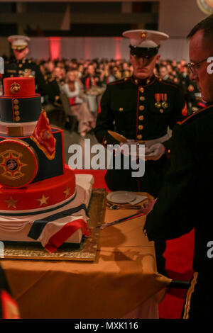 U.S. Marine Corps Brig. Le général David W. Maxwell, général commandant, 2e Groupe Logistique maritime (MLG), coupe un morceau de gâteau de la cérémonie lors de la 2e Marine Corps Ball MLG cérémonie au Wilmington Convention Centre à Wilmington, NC, le 11 novembre, 2016. Les Marines et les marins ont participé à la cérémonie à billes pour célébrer le 241e anniversaire du Corps des Marines. (U.S. Marine Corps photo par Lance Cpl. Tyler W. Stewart/libérés) Banque D'Images