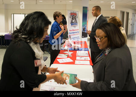 161108-N-ZI635-072 WASHINGTON (nov. 8, 2016) L'honorable Franklin R. Parker, sous-secrétaire de la Marine et de la main-d'affaires (Réserve) (à droite) parle avec Mme Jennifer Sullivan de la Humane Society de Prince William lors d'une campagne fédérale combinée (CFC) Charité juste au Pentagone. Le CFC 2016 a démarré en septembre et est le seul organisme de bienfaisance autorisés par le gouvernement qui offre des services et des membres civils du gouvernement l'occasion de faire un don à un organisme de bienfaisance de leur choix. Créé dans les années 1960 par le président John F. Kennedy, le programme a été conçu pour donner les empl Banque D'Images