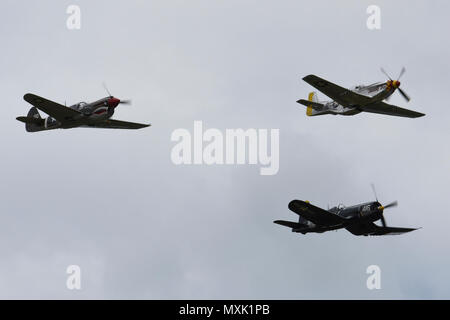 Un F4U-4 Corsair, P-51 Mustang et P-40 Warhawk effectuer au cours de la Garde nationale de Caroline du Sud et la masse de l'air Expo à McEntire Joint National Guard Base, S.C., le 5 mai 2017. Cette expo est une démonstration des capacités de la Garde nationale de Caroline du Sud, aviateurs et soldats en disant merci pour le soutien des collègues sud Carolinians et la communauté environnante. Banque D'Images