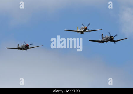Un F4U-4 Corsair, P-51 Mustang et P-40 Warhawk effectuer au cours de la Garde nationale de Caroline du Sud et la masse de l'air Expo à McEntire Joint National Guard Base, S.C., le 5 mai 2017. Cette expo est une démonstration des capacités de la Garde nationale de Caroline du Sud, aviateurs et soldats en disant merci pour le soutien des collègues sud Carolinians et la communauté environnante. Banque D'Images