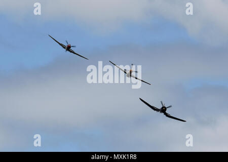 Un F4U-4 Corsair, P-51 Mustang et P-40 Warhawk effectuer au cours de la Garde nationale de Caroline du Sud et la masse de l'air Expo à McEntire Joint National Guard Base, S.C., le 5 mai 2017. Cette expo est une démonstration des capacités de la Garde nationale de Caroline du Sud, aviateurs et soldats en disant merci pour le soutien des collègues sud Carolinians et la communauté environnante. Banque D'Images