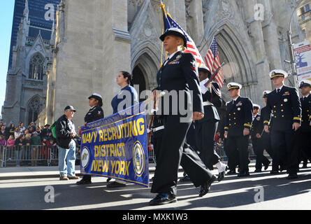 Des marins du Navy Recruiting District de New York marchent le long de la 5e Avenue devant la cathédrale de Patrick lors de l'America's Parade à New York le 11 novembre 2016. Le défilé, la plus grande célébration de la Journée des vétérans aux États-Unis, a attiré plus d'un demi-million de spectateurs venus honorer et soutenir les vétérans militaires. L'événement a présenté des militaires en uniforme, des formations de marche et des démonstrations patriotiques, démontrant la reconnaissance publique du service et du dévouement des anciens combattants. Banque D'Images