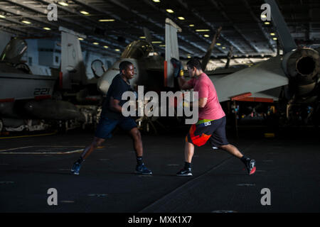 161107-N-UD666-599 OCÉAN PACIFIQUE (nov. 7, 2016) Maître de 2e classe Blair Sannoh, gauche, et Michael Seaman Macaluso, droit, de la pratique des exercices de boxe dans le porte-avions USS Carl Vinson (CVN 70) hangar bay. Le Carl Vinson Strike Group est actuellement en cours d'exercice de l'unité de formation composite en préparation pour un prochain déploiement. (U.S. Photo par MARINE MATELOT Daniel P. Jackson/Norgart libéré) Banque D'Images