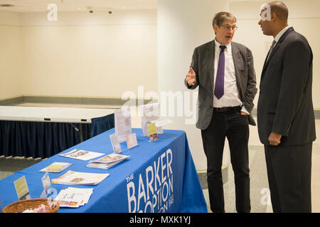 161108-N-ZI635-107 WASHINGTON (nov. 8, 2016) L'honorable Franklin R. Parker, sous-secrétaire de la Marine et de la main-d'affaires (Réserve) (à droite) s'entretient avec M. John Freeman de l'Agence d'adoption à un Barker Campagne fédérale combinée (CFC) Charité juste au Pentagone. Le CFC 2016 a démarré en septembre et est le seul organisme de bienfaisance autorisés par le gouvernement qui offre des services et des membres civils du gouvernement l'occasion de faire un don à un organisme de bienfaisance de leur choix. Créé dans les années 1960 par le président John F. Kennedy, le programme a été conçu pour donner aux employés fédéraux un chance t Banque D'Images