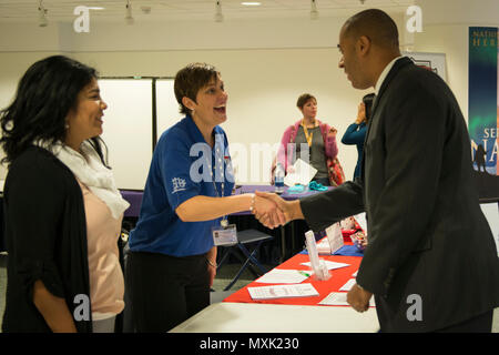 161108-N-ZI635-013 WASHINGTON (nov. 8, 2016) L'honorable Franklin R. Parker, sous-secrétaire de la Marine et de la main-d'affaires (Réserve) (à droite) accueille Mme Jennifer Sullivan de la Humane Society de Prince William lors d'une campagne fédérale combinée (CFC) Charité juste au Pentagone. Le CFC 2016 a démarré en septembre et est le seul organisme de bienfaisance autorisés par le gouvernement qui offre des services et des membres civils du gouvernement l'occasion de faire un don à un organisme de bienfaisance de leur choix. Créé dans les années 1960 par le président John F. Kennedy, le programme a été conçu pour donner aux employés fédéraux un c Banque D'Images