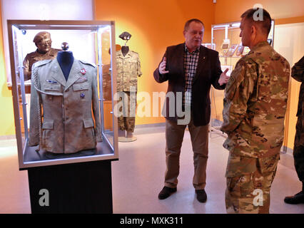 Mgén Daniel Allyn, United States Army Vice-chef d'état-major, est montré un mémorial dédié à Tadeusz Buk, Tadeusz Buk, ancien major général et commandant de l'Armée de terre polonaise qui a été tué dans un accident d'avion, près de Smolensk, en Russie, en 2010. Allyn et Kamper avait en Pologne pour voir les bases militaires polonais et les secteurs d'entraînement en préparation pour le 4ème Inf. La Division de l'affiche à venir déploiement à l'appui de ses alliés de l'OTAN et l'opération Atlantic résoudre. (U.S. Photo de l'armée par le Sgt. William A. Tanner) Banque D'Images