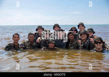 La province de Sabah, Malaisie (nov. 12, 2016) Les Marines américains et les marins de Malaisie posent pour une photo pendant la lutte contre l'utilisation d'artisanat raid en caoutchouc pendant l'exercice Tiger Strike 16, dans la province de Sabah, Malaisie, le 12 novembre 2016. Grève 16 Tigre est une occasion pour la Malaisie et les forces armées des États-Unis pour renforcer des partenariats militaires, et augmente la capacité de tous les participants à planifier, communiquer et exécuter les opérations amphibies. Les marines sont à la 11e Marine Expeditionary Force de l'unité Raid Maritime et les marins sont avec les forces des opérations spéciales de la Marine malaisienne. ( Banque D'Images