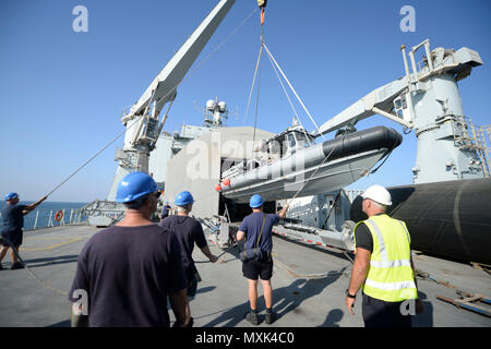 Les marins affectés au commandant, Task Group (CTG) 56,1 56,1 des explosifs et munitions, l'une unité mobile et de la Marine royale, embarquée à bord de la baie de Lyme de demandes (L 3007), l'utilisation d'une grue pour déployer une de 11 mètres de pneumatique à coque rigide en France la lutte contre les mines de l'exercice 17-1. L'exercice bilatéral sert à renforcer la coopération, l'entraide MCM des capacités et de l'interopérabilité entre les États-Unis et le Royaume-Uni les forces navales en garantissant le libre échange du commerce, la liberté de navigation et à long terme de la sécurité régionale. CTG-56.1 mène la lutte contre les mines, des explosifs et munitions, plongée, sauvetage et vigueur prote Banque D'Images