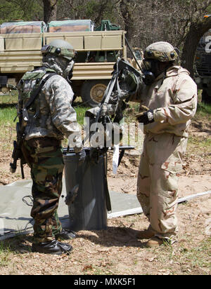 Des soldats de la réserve de l'Armée américaine à partir de la 326e compagnie de produits chimiques hors de Huntsville, Ala., déposer leurs engins au cours de formation individuelle sur une décontamination chimique, biologique, radiologique et nucléaire au cours de l'exercice guerrier formation lane 86-17-02, sur Fort McCoy, Wisconsin (Etats-Unis) le 4 mai 2017. Plus de 70 unités de réserve de l'Armée américaine à lutter contre la formation pour accroître leur létalité comme unités cohérentes d'action pendant la formation du 84e Commandement 86-17 WAREX-02 à Fort McCoy, Wisconsin (Etats-Unis), du 29 avril jusqu'au 13 mai 2017. Banque D'Images