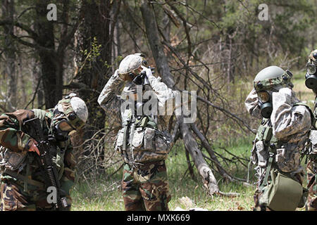 Des soldats de la réserve de l'Armée américaine à partir de la 326e compagnie de produits chimiques hors de Huntsville, Ala., mis sur leurs engins au cours de formation individuelle sur une décontamination chimique, biologique, radiologique et nucléaire au cours de l'exercice guerrier formation lane 86-17-02, sur Fort McCoy, Wisconsin (Etats-Unis) le 4 mai 2017. Plus de 70 unités de réserve de l'Armée américaine à lutter contre la formation pour accroître leur létalité comme unités cohérentes d'action pendant la formation du 84e Commandement 86-17 WAREX-02 à Fort McCoy, Wisconsin (Etats-Unis), du 29 avril jusqu'au 13 mai 2017. Banque D'Images