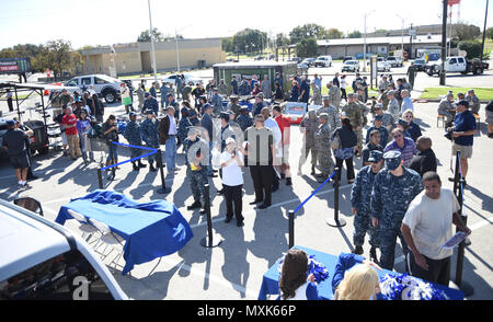 Le Hayon Ford Tough et Barbecue Dallas Cowboys débute au Naval Air Station Joint Reserve Base Fort Worth, Texas, le 17 novembre 2016. L'événement présentait de la nourriture et des jeux, avec une rencontre avec des anciens de Dallas Cowboys cheerleaders et Jay Novacek et Ed 'trop grand' Jones. (U.S. Air Force photo : Capt Rodney Ellison) Banque D'Images