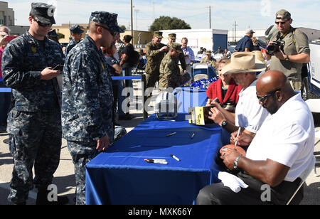 Cowboys de Dallas alumni, Jay Novacek et Ed 'trop grand' Jones, signer des autographes pendant la difficile et hayon Ford Cowboys de Dallas Barbecue à Naval Air Station Joint Reserve Base Fort Worth, Texas, le 17 novembre 2016. L'événement présentait de la nourriture et des jeux, avec un cocktail de bienvenue avec Dallas Cowboys cheerleaders. (U.S. Air Force photo de Tech. Le Sgt. Melissa Harvey) Banque D'Images