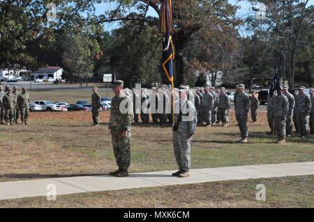 Col John Haas, commandant de la 53ème Infantry Brigade Combat Team et le lieutenant-colonel Heath Lewis, commandant du 1er bataillon du 167e Régiment d'infanterie, procède à un patch d'une cérémonie à Talladega, Alabama, Novembre 5th, 2016. Le bataillon de la Garde nationale de l'Alabama est maintenant sous l'autorité du commandement de la Garde nationale de Floride 53e Infanterie Brigade Combat Team. (U.S. Photo de la Garde nationale par le Maj Aaron Bryant) Banque D'Images