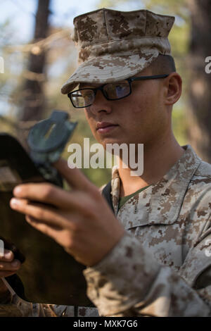 Ecr. Ryan D. Hockenberry, un athlète de 19 ans originaire de Cambridge, l'Ohio, est actuellement en formation à Marine Corps Recruter Depot Parris Island, S.C., dans l'espoir de gagner le titre United States Marine. Henry est l'entraînement avec 3098 peloton, Compagnie India, 3e Bataillon d'instruction des recrues, et il est prévu d'obtenir leur diplôme le 9 décembre 2016. "J'ai rejoint parce que je voulais m'améliorer," a déclaré John Hockenberry, diplômé de l'école secondaire John Glenn en 2016. "Le Marine Corps va me donner la structure, objet et m'aider à devenir plus fort physiquement." Près de 19 000 recrues proviennent à Parris Island annuellement pour la cha Banque D'Images