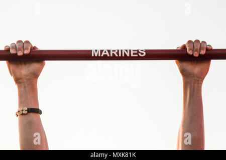 Un Beale Street Music Festival Présence tente un pull-up Marines à Memphis, Tennessee, le 6 mai 2017. Marines avec la sous-station de Recrutement Southaven a mené un défi de pull-up pendant le Festival International de Memphis en mai. Banque D'Images