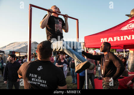 Un Beale Street Music Festival Présence tente un pull-up Marines à Memphis, Tennessee, le 6 mai 2017. Marines avec la sous-station de Recrutement Southaven a mené un défi de pull-up pendant le Festival International de Memphis en mai. Banque D'Images