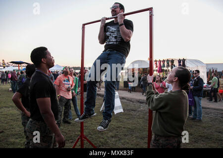 Un Beale Street Music Festival Présence tente un pull-up Marines à Memphis, Tennessee, le 6 mai 2017. Marines avec la sous-station de Recrutement Southaven a mené un défi de pull-up pendant le Festival International de Memphis en mai. Banque D'Images