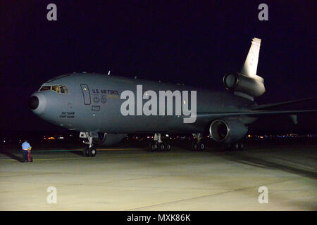 Un KC-10 Extender, attribué à Travis Air Force Base, en Californie, est situé sur l'axe de vol après son retour de drapeau vert 17-2 à Nellis AFB, Nevada avec F-16CM Fighting Falcon pilotes et 20e Unité de maintenance d'aéronefs aviateurs à Shaw AFB, S.C., le 10 novembre. Drapeau vert est un exercice qui fournit l'air-sol formation opérationnelle, flying F-16s à l'extérieur de Nellis AFB pour appuyer les troupes de l'Armée américaine à Fort Irwin, en Californie (É.-U. Air Force photo par un membre de la 1re classe BrieAnna Stillman) Banque D'Images