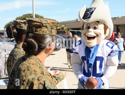 161117-N-LO650-047 FORT WORTH, Texas (nov. 17, 2016) Dallas Cowboys Mascot Rowdy joue au football avec les Marines pendant la plus dure à hayon Ford Naval Air Station Joint Reserve Base Fort Worth. L'événement fait partie d'un 9-visite de la ville d'honorer les membres de l'ensemble des États-Unis. (U.S. Photo de la marine du Maître de 2e classe Nick Ray/libérés) Banque D'Images