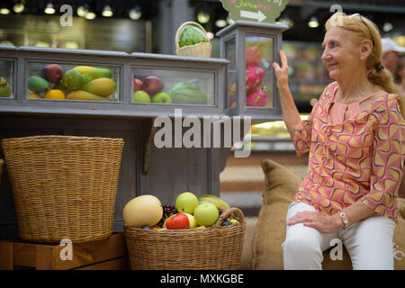 Belle femme tourisme senior avec des cheveux blonds détendre autour de t Banque D'Images